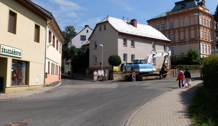 Dopravu ve Frýdlantu zkomplikuje uzavírka části ulice Husova