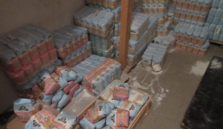 Myší trus, odpad a okousané potraviny. Inspekce zavřela další samoobsluhu.