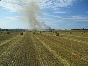 Požár lisu na poli v Sedmihorkách zaměstnal čtyři jednotky hasičů.