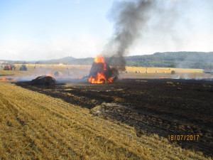Požár lisu na poli v Sedmihorkách zaměstnal čtyři jednotky hasičů.