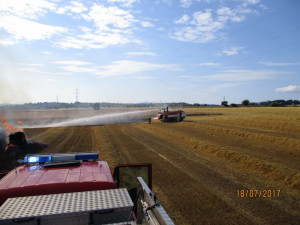 Požár lisu na poli v Sedmihorkách zaměstnal čtyři jednotky hasičů.