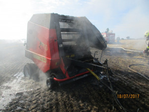 Požár lisu na poli v Sedmihorkách zaměstnal čtyři jednotky hasičů.
