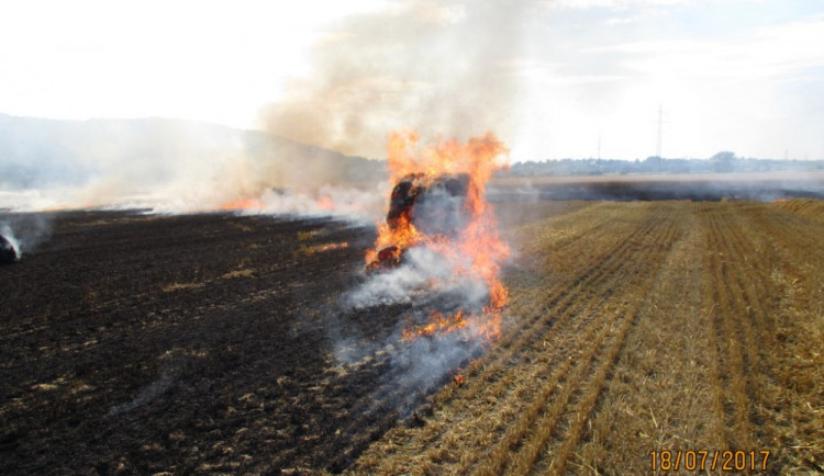 Požár lisu na poli v Sedmihorkách zaměstnal čtyři jednotky hasičů.