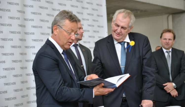 Jiří Opočenský a Miloš Zeman v hale Trevosu.