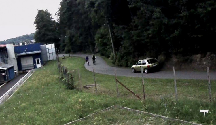 Řidič Opelu srazil cyklistu a z místa nehody utekl, zachytila ho kamera.