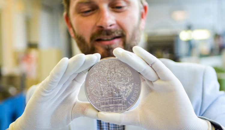 Nová medaile s radnicí.