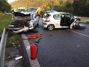 U Lemberku se srazila dvě auta. Sedm lidí včetně dvou dětí se zranilo