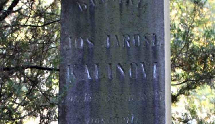 Ještě neopravený básníkův hrob