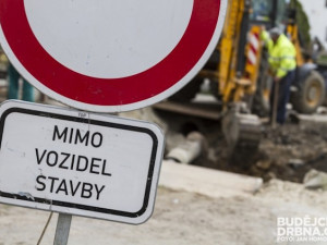 Výstavba dešťové kanalizace uzavřela v Jablonci Rádelskou ulici