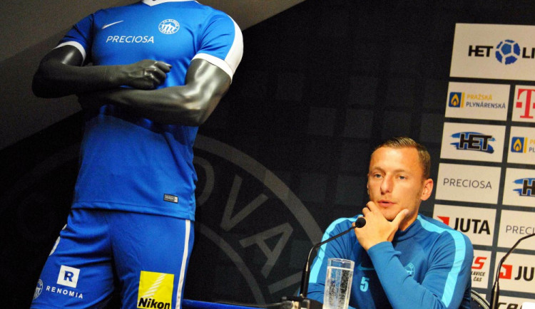 Vladimír Coufal na tiskové konferenci s novým dresem.