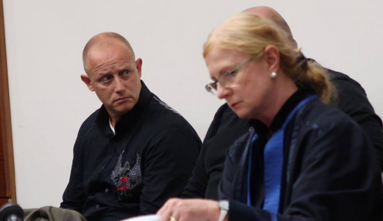 Příběh jak z červené knihovny. Člen drogového gangu se zamiloval do policejní agentky.