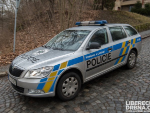 Špatně zabrzděné auto ukončilo bitku dvou žen na cyklostezce. Jedna skončila v nemocnici