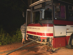 Dodávka kapely Wohnout se při cestě z Benátské! střetla s autobusem.