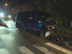 Dodávka kapely Wohnout se při cestě z Benátské! střetla s autobusem.