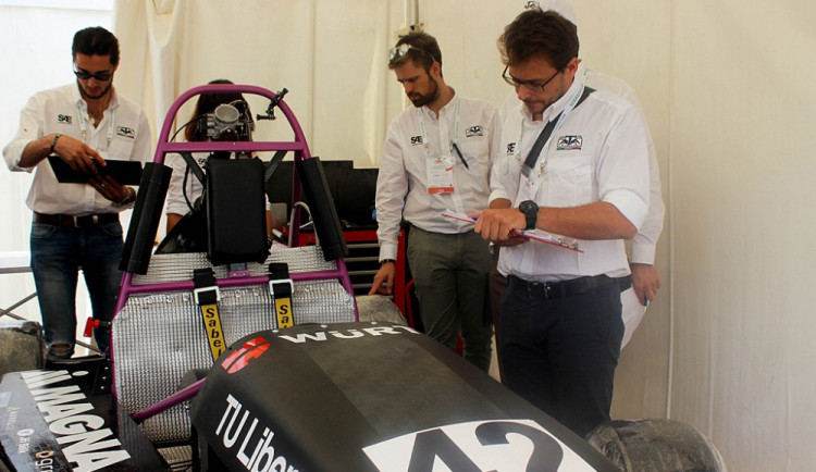 Formule Eliška, kterou zkonstruovali studenti, má za sebou první závod.