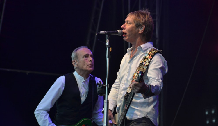 FOTO: Status Quo po osmi letech pod Ještědem. Vesecký areál aplaudoval tříakordovému boogie