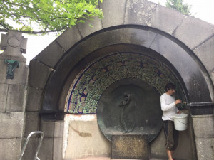 Na hřbitov v Jablonci nad Nisou se vrací secesní skleněná mozaika