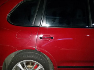 Neznámý vandal se vyřádil na luxusním Porsche. Škoda je 150 tisíc korun.