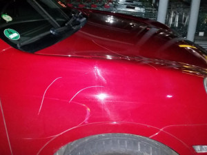 Neznámý vandal se vyřádil na luxusním Porsche. Škoda je 150 tisíc korun.