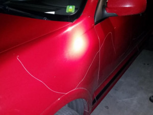 Neznámý vandal se vyřádil na luxusním Porsche. Škoda je 150 tisíc korun.
