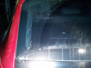 Neznámý vandal se vyřádil na luxusním Porsche. Škoda je 150 tisíc korun.