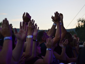 Status Quo po osmi letech v Liberci. Vesecký areál aplaudoval tříakordovému boogie.