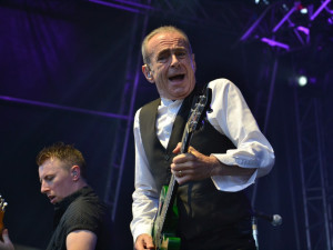 Status Quo po osmi letech v Liberci. Vesecký areál aplaudoval tříakordovému boogie.