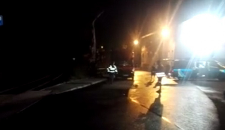 Místo nehody krátce po desáté hodině večerní.