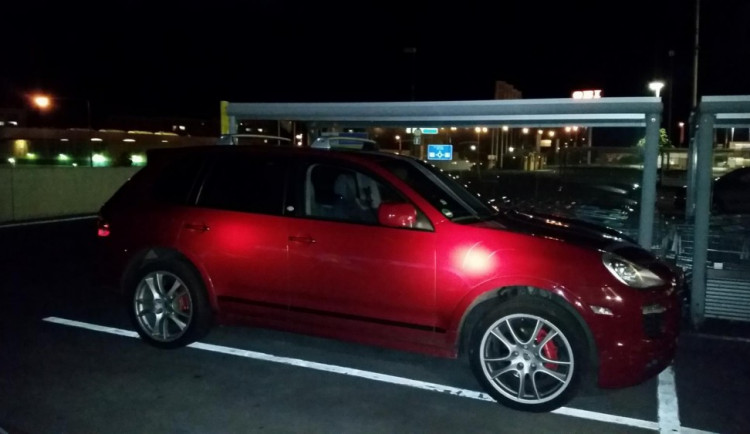 Neznámý vandal se vyřádil na luxusním Porsche. Škoda je 150 tisíc korun.