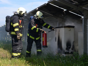 V solární elektrárně u Mimoně hořelo. Oheň zasáhl rozvodnou skříň