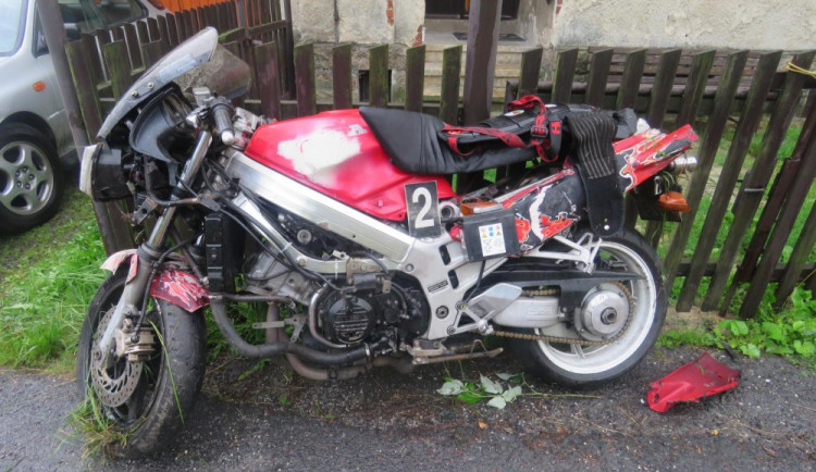 Motocyklista nezvládl svůj stroj na mokré silnici, havaroval a těžce se zranil.