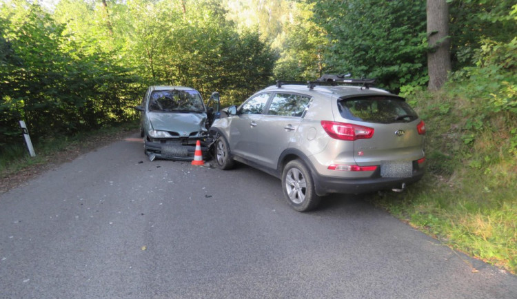 Opilý řidič způsobil nehodu, při které zranil dalšího člověka. Od svého auta utekl.