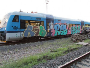 Policisté hledají vandala, který posprejoval celý bok vlaku odstaveného ve Frýdlantě