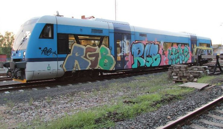 Policisté hledají vandala, který posprejoval celý bok vlaku odstaveného ve Frýdlantě.