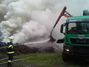 FOTO: Hlavní tah mezi Chrastavou a Jablonným zahalil kouř. Hasiče zaměstnal požár klestí