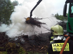 Hlavní tah mezi Chrastavou a Jablonným zahalil kouř. Hasiče zaměstnal požár klestí.