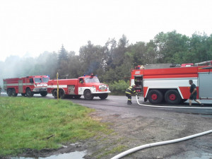 Hlavní tah mezi Chrastavou a Jablonným zahalil kouř. Hasiče zaměstnal požár klestí.