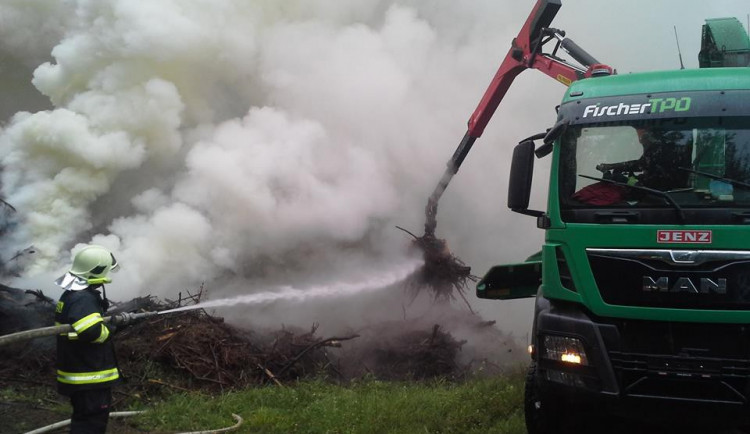 Hlavní tah mezi Chrastavou a Jablonným zahalil kouř. Hasiče zaměstnal požár klestí.