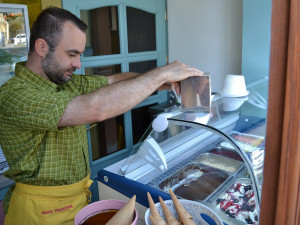 Liberecký zmrzlinář vyrábí mraženou pochoutku tradičním způsobem ze žloutků, smetany a regionálních produktů.
