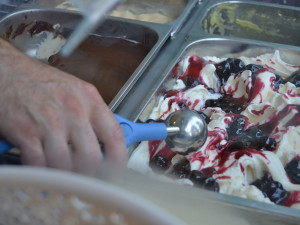 Liberecký zmrzlinář vyrábí mraženou pochoutku tradičním způsobem ze žloutků, smetany a regionálních produktů.