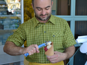 Liberecký zmrzlinář vyrábí mraženou pochoutku tradičním způsobem ze žloutků, smetany a regionálních produktů.