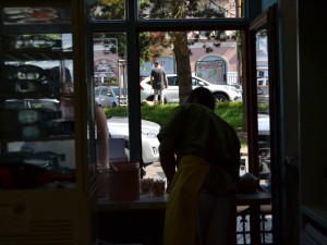 Liberecký zmrzlinář vyrábí mraženou pochoutku tradičním způsobem ze žloutků, smetany a regionálních produktů.