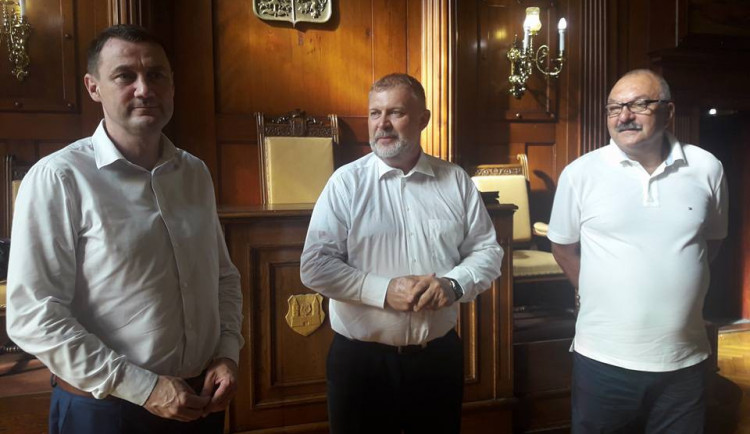 Hejtman Martin Půta, starosta města Dan Ramzer a polský maršálek Cezary Przybylski v obřadní síni frýdlantské radnice.