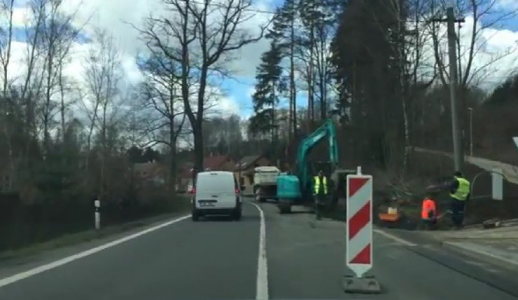 Výstavba chodníku blokovala silnici v Mníšku celé loňské léto.
