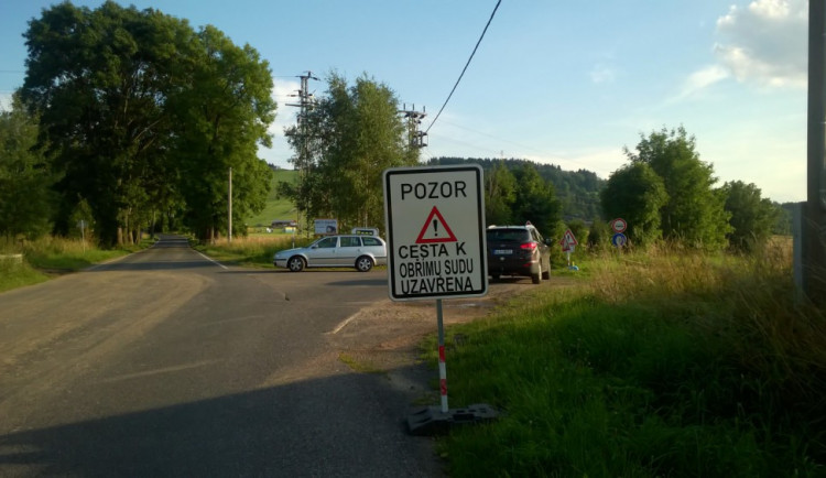 Silnice z Jeřmanic na Javorník je uzavřená.