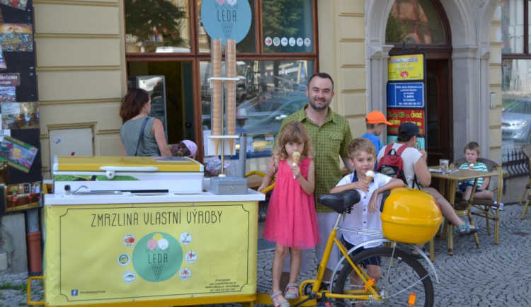 Liberecký zmrzlinář vyrábí mraženou pochoutku tradičním způsobem ze žloutků, smetany a regionálních produktů.