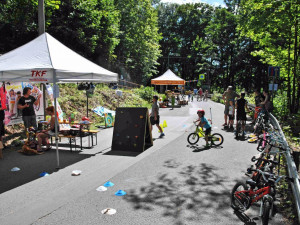 FOTO: Silnice kolem přehrady jen pro pěší a cyklisty. Nejvíce se vyřádily děti