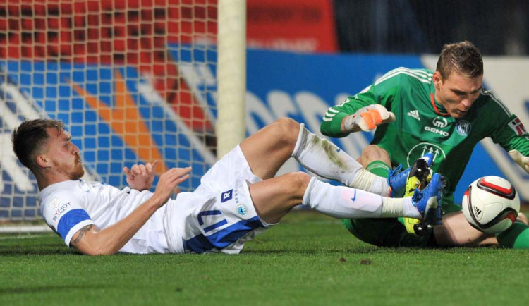 MIlan Kerbr a gólman Olomouce Buchta.
