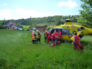 Srážka tří aut u Sosnové. Šest zraněných, dítě muselo vrtulníkem do nemocnice v Ústí