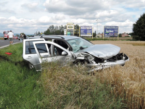 FOTO: Při srážce dvou aut u Sosnové zřejmě jedna z řidiček nedala přednost